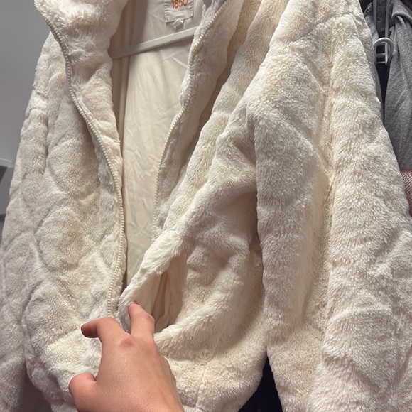 Cream color Teddy Jacket with Plush Texture cropped fit with zipper - Picture 6 of 12